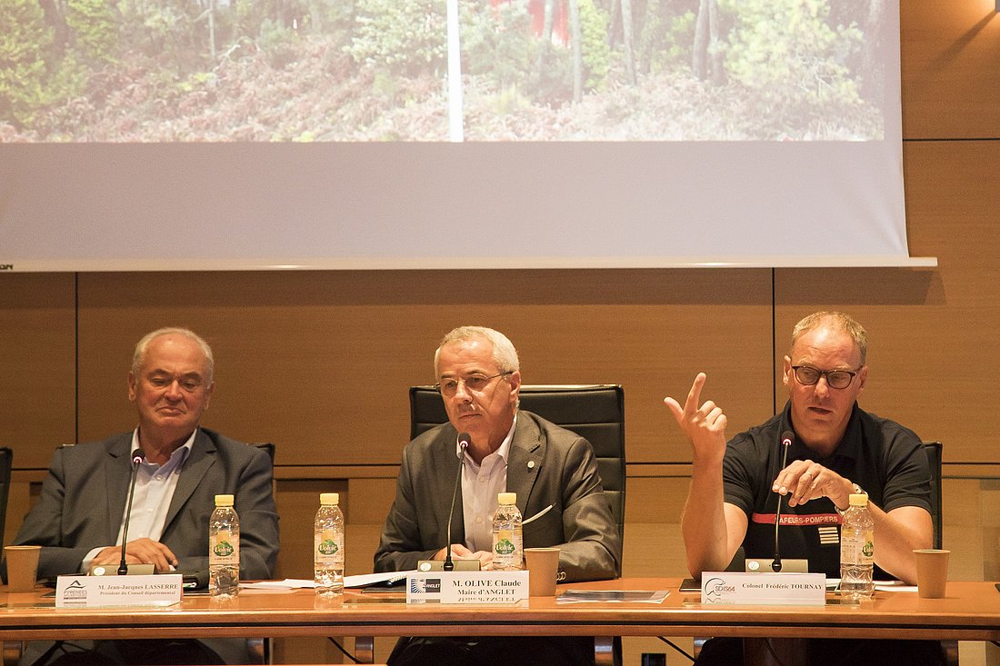 De gauche à droite : Jean-Jacques Lasserre (président du Conseil Général), Claude Olive (Maire d’Anglet) et Frédéric Tournay (lieutenant colonel du SDIS 64) © Emmy Martens