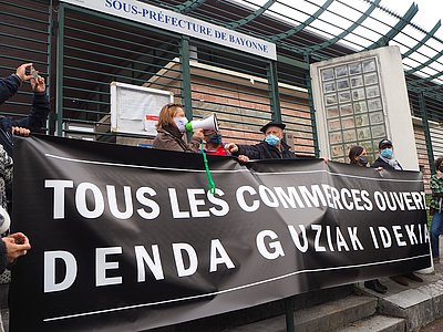 500 commerçants manifestaient à Bayonne pour demander la réouverture