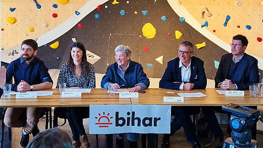 De gauche à droite : Txomin POVEDA (Président de Bihar), Marine GIRAUD (Coordinatrice de Bihar), Martine BISAUTA (Vice-Présidente de la Communauté d'Agglomération Pays Basque à la transition écologique et énergétique), Yves BRETTES (élu à la Chambre de commerce et d'industrie Bayonne Pays Basque) et Thibaut DUPOUY (Directeur territorial de la Chambre de Métiers et de l'Artisanat des Pyrénées-Atlantiques) © LBD