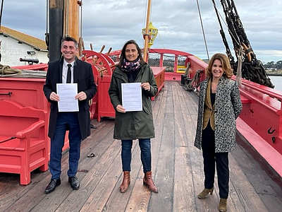 De g. à d. Anthony Bleuze, président d’Anglet Tousime, Emilie Beau, directrice générale de l’association Hermione-La Fayette, et Pantxika Labrouche, directrice d’Anglet Tourisme © Ville d’Anglet
