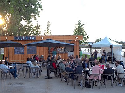 Les bords d'Adour reprennent vie avec les nouvelles guinguettes, et les concerts de l'été. Ici au Kulunka avec le duo jazz Luc & Laura.
