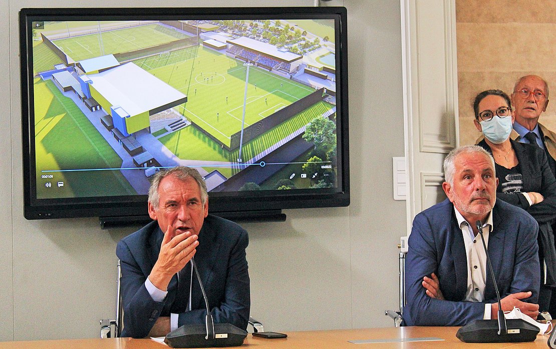 Bernard Laporte Fray, président du Pau FC, aux côtés de François Bayrou. © Nicolas Malzac