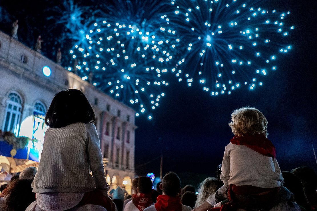 Enfants regardant le feu d'artifice aux Fêtes de Bayonne