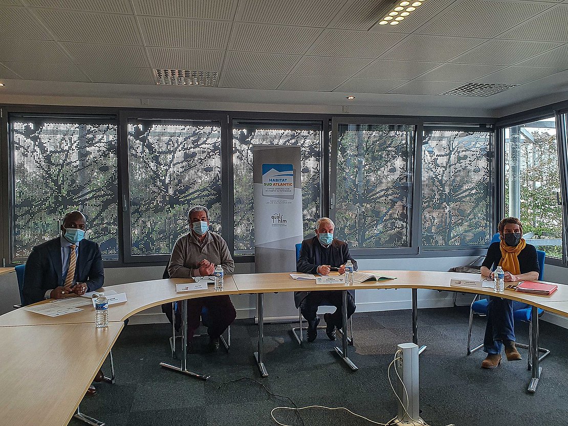De gauche à droite : Lausseni Sangare (Directeur Général d'Habitat Sud Atlantic), Olivier Picot (Président d'Atherbea), Roland Hirigoyen (Président d'Habitat Sud Atlantic), Pantxika Ibarboure (Directrice Générale d'Atherbea).