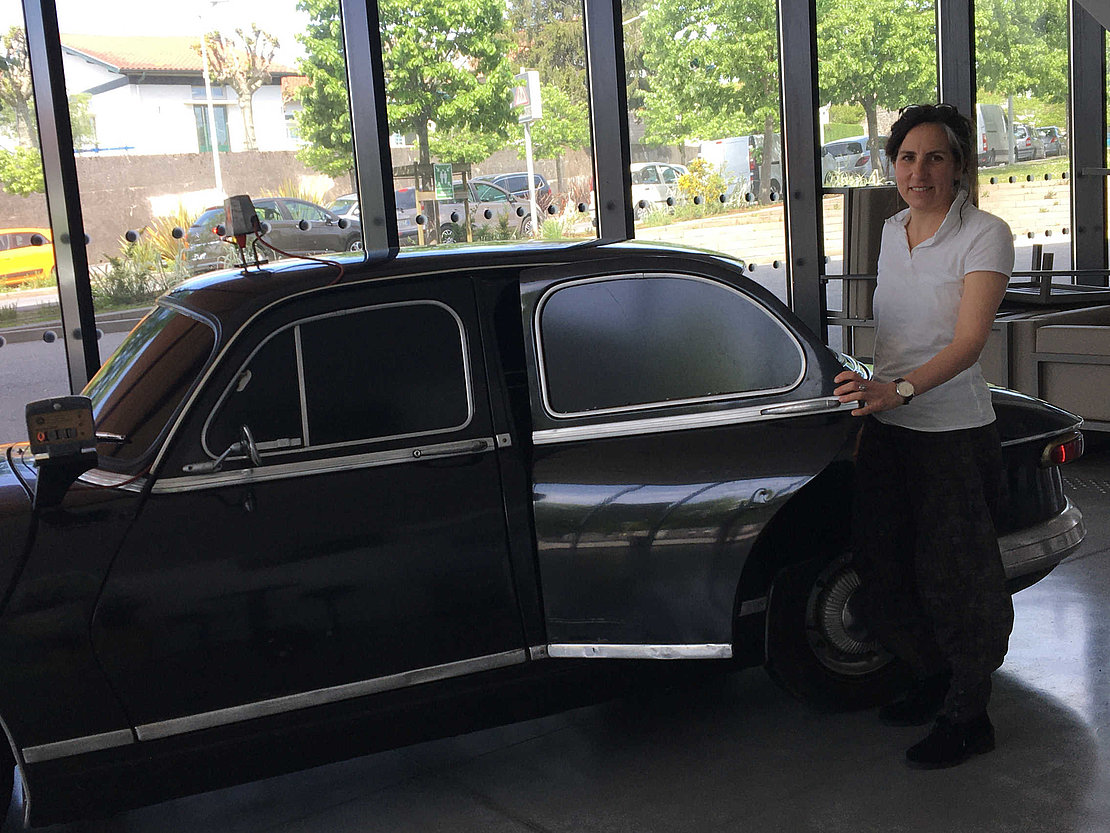 Cécile Léna devant la Panhard dans le hall du Théâtre Quintaou © Valérie Valade