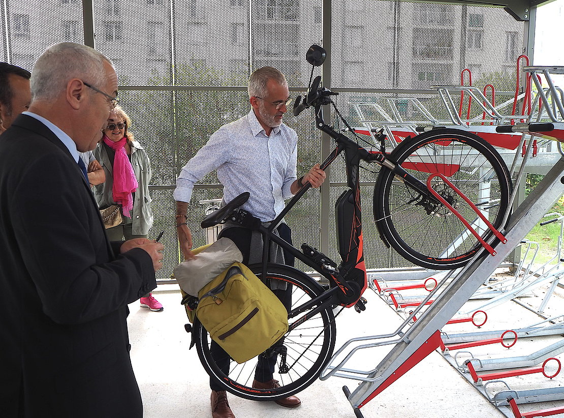 Dans le cadre du plan vélo, Claude Olive a inauguré, le 12 mai, un parking à vélos au carrefour Bernain © AP