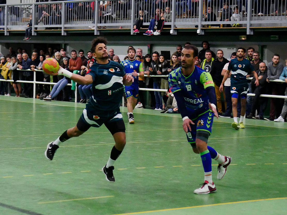 Symbole de la combativité des Atharraztars, son club de handball brille à haut niveau © FB