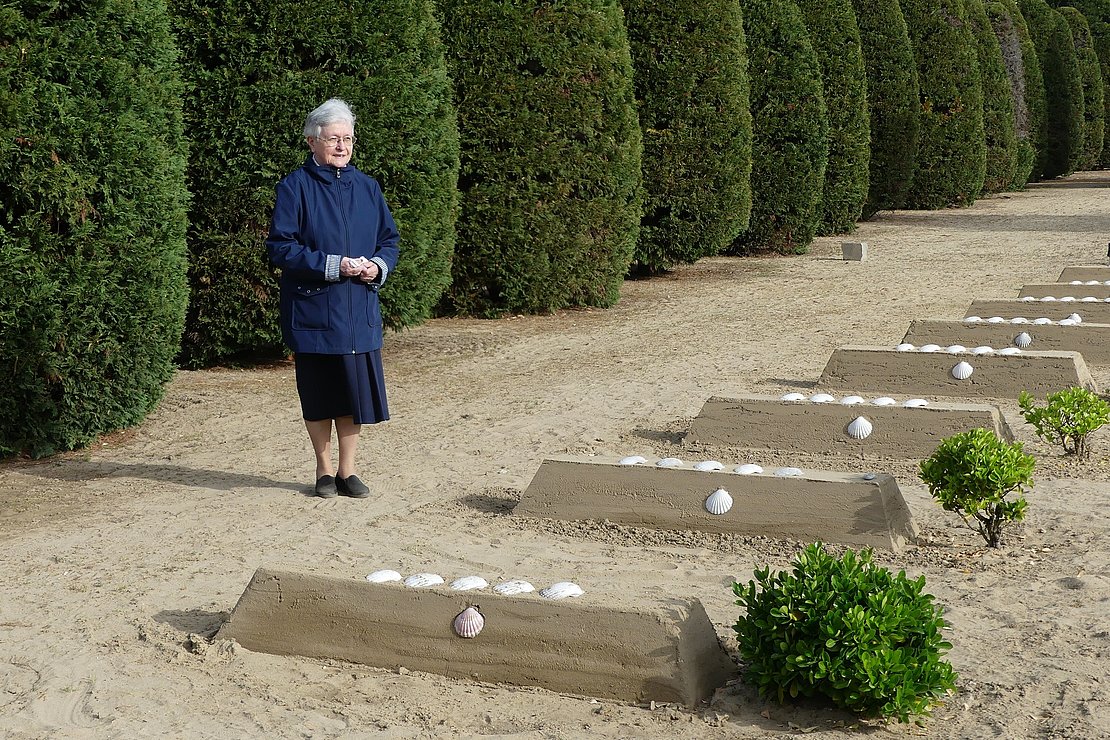 Sœur Jacqueline des Servantes de Marie raconte l'histoire du cimetière. © Alexandra Delalande