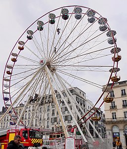 Vendredi 31 janvier, de 9 heures à 10 heures, les pompiers de la caserne d'Anglet ont réalisé des exercices de sécurité sur la grande roue de Bayonne. 