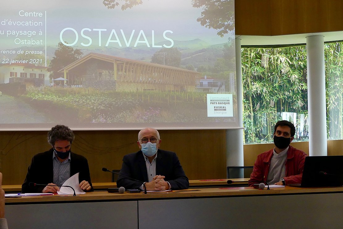 Daniel Olçomendy, Jean-René Etchegaray et l'architecte Vincent Candau présentent Ostavals, un centre de valorisation du territoire, situé sur la commune d'Ostabat.