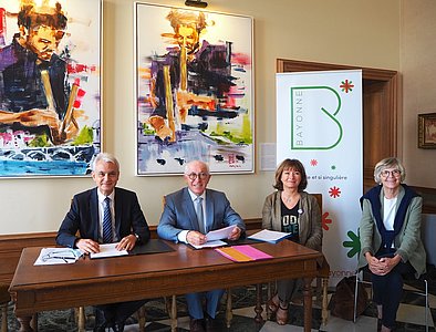 De gauche à droite : Michel Glanes, directeur du CHCB, Jean-René Etchegaray, maire de Bayonne, Christine Lauqué, adjointe aux affaires sociales et Françoise Brau-Boirie, adjointe à la santé pour tous. © AP