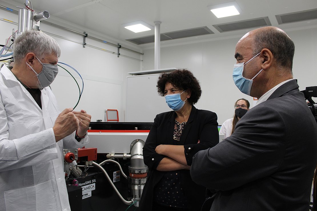 Frédérique Vidal a visité les laboratoires de l'IPREM accompagnée notamment du directeur de l'université, Mohamed Amara (à droite) © Eustelle Liesenboorghs