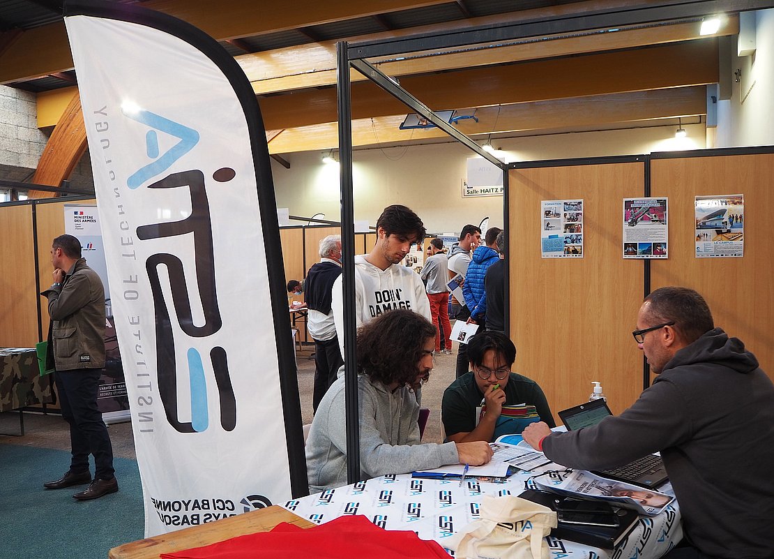 600 visiteurs sont venus à la rencontre des professionnels et formateurs du secteur de l’industrie - Photo © AP