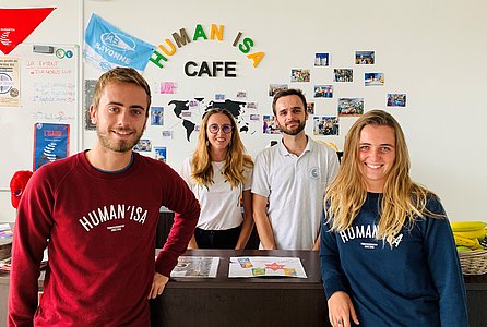 De nombreuses associations oeuvrent dans l’humanitaire, comme les jeunes de Human’Isa qui agrandissent cette année une école en Tanzanie. © YR