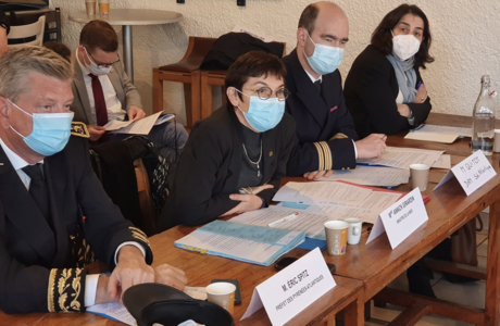 La Ministre de la Mer aux côtés du préfet Eric Spitz pour une table ronde avec les acteurs de la filière pêche. © DR