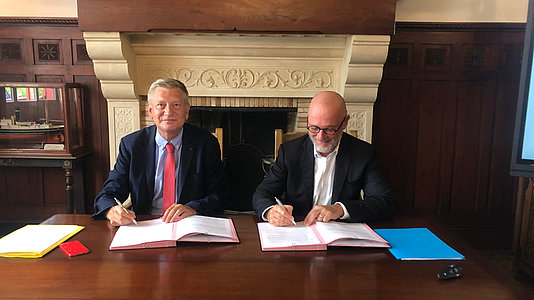 La convention de partenariat entre la mairie de Bidart et l’État a été signée vendredi matin par le préfet, Éric Spitz, et le maire de Bidart, Emmanuel Alzuri © MZ