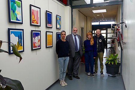 Le maire de Boucau, Francis Gonzalez, entouré des membres de l'association Clavette et Cie à l'initiative de l'exposition.