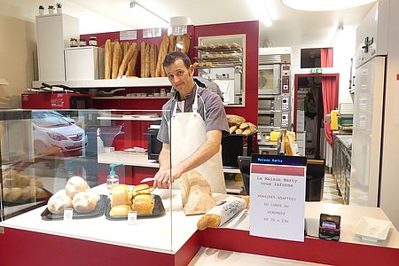 Peyo Marty continue d'ouvrir sa boulangerie pour fournir essentiellement du pain et des viennoiseries. © Alexandra Delalande