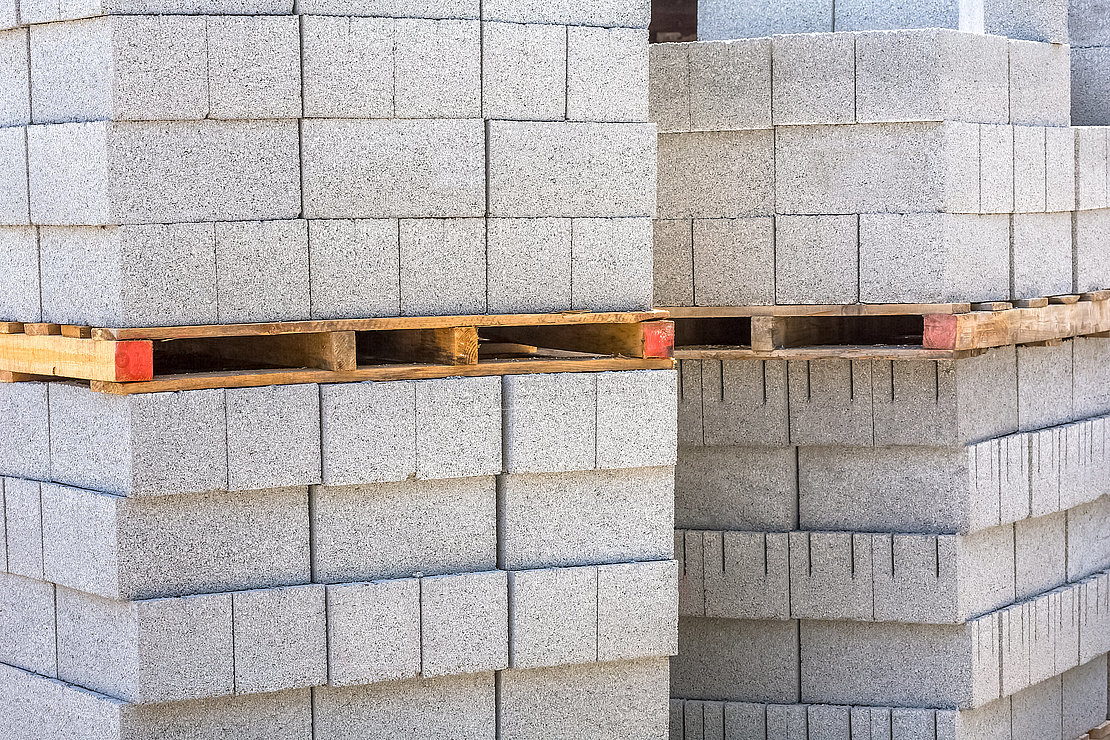 palettes de parpaings, pierres artificielles, matériaux de construction