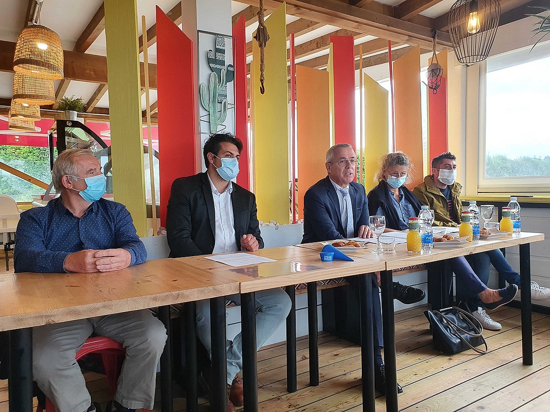 Le maire Claude Olive (au centre) et son équipe municipale ont réalisé la conférence de presse au restaurant de plage Le Sunset, au niveau de la plage Marinella. © PC