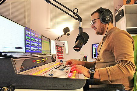 Planification, production,réalisation, animation, Julien Toth est un touche à tout de la radio. © Nicolas Malzac