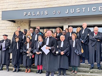 Derrière leur bâtonnier, les avocats du barreau de Bayonne font front. © YR