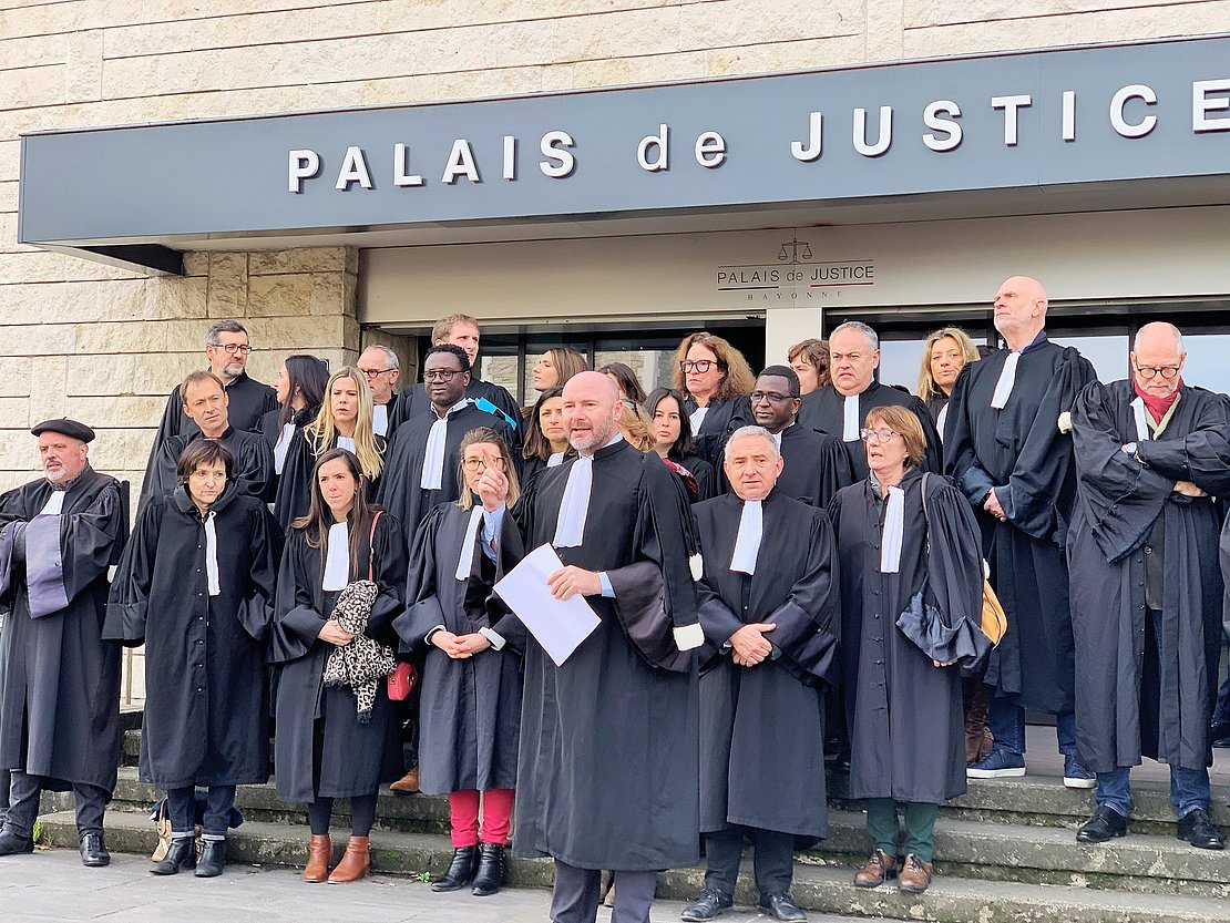 Derrière leur bâtonnier, les avocats du barreau de Bayonne font front. © YR