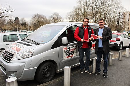 Christophe Gomez aux côtés de Michel Reytet, partenaire et patron d’une auto-école.