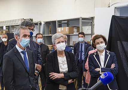 Patrice Mariotte, président de Telerad, recevant les ministres Geneviève Darrieusseq et Florence Parly dans sa PME située à Anglet. © Agence REA