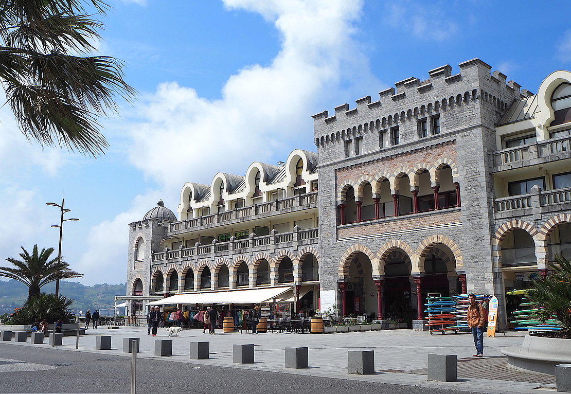 C’est face à l’ancien casino (construit en 1864) que commence le GR 10 © AP