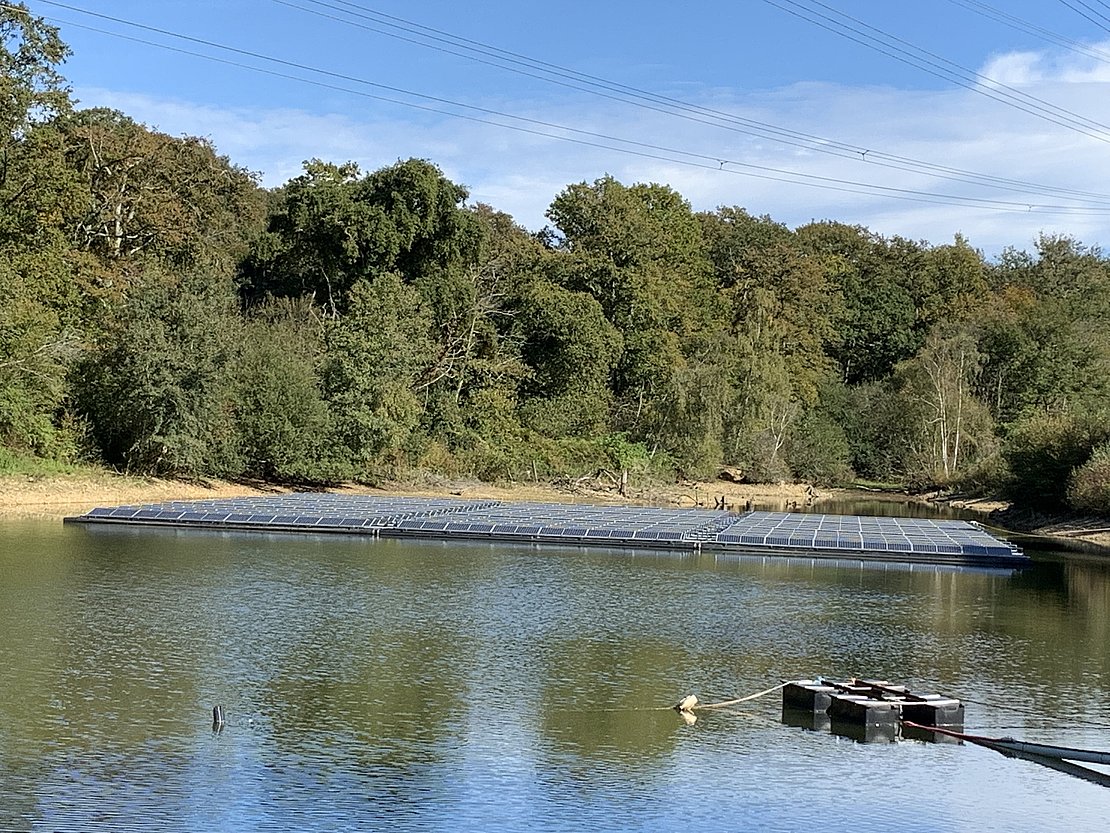 Sur un lac au nord de Pau, un projet-pilote expérimente la technologie des panneaux photovoltaïques flottants 