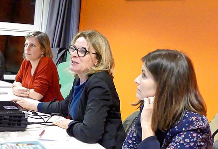 (de gauche à droite) L'inspectrice du travail Céline Burret, le Dr Laurence Giboulot et la psychologue Célia Chérèches animent l'atelier sur le harcèlement au travail.