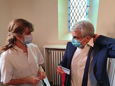 Le directeur du CHU, Michel Glanes, a donné l'exemple en se faisant vacciner le premier sous l'oeil des caméras.