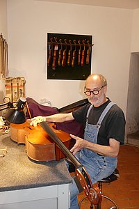 Marcelino Herradura place l'âme du violoncelle à l'aide d'une longue pince métallique. © Alexandra Delalande