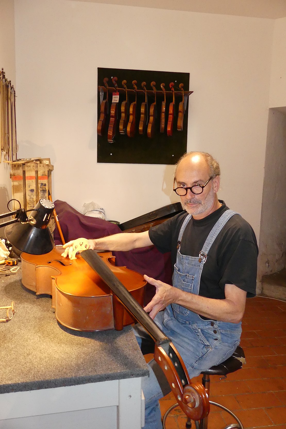 Marcelino Herradura place l'âme du violoncelle à l'aide d'une longue pince métallique. © Alexandra Delalande