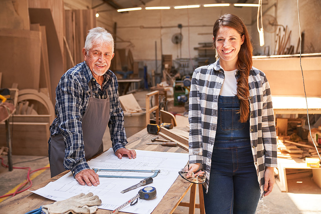Handwerker Senior und Frau als Lehrling