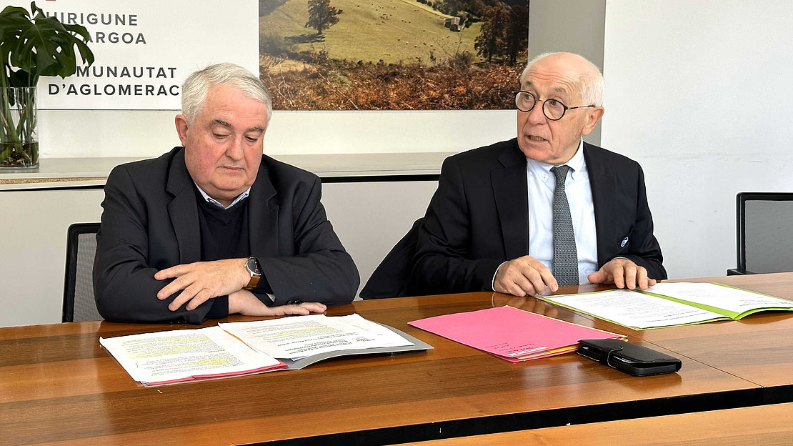 Jean-René Etchegaray (à droite) aux côtés de Roland Hirigoyen vice-président de la Communauté d’Agglomération Pays Basque en charge du logement © YR