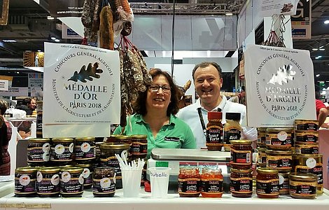 Clara Petricorena avec son associé Franck Goulot lors du salon de l’agriculture de Paris ©AP