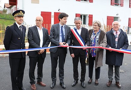 Ciseaux en main, le ministre du logement, Julien Denormandie, inaugure cette résidence au mécanisme juridique innovant © CP