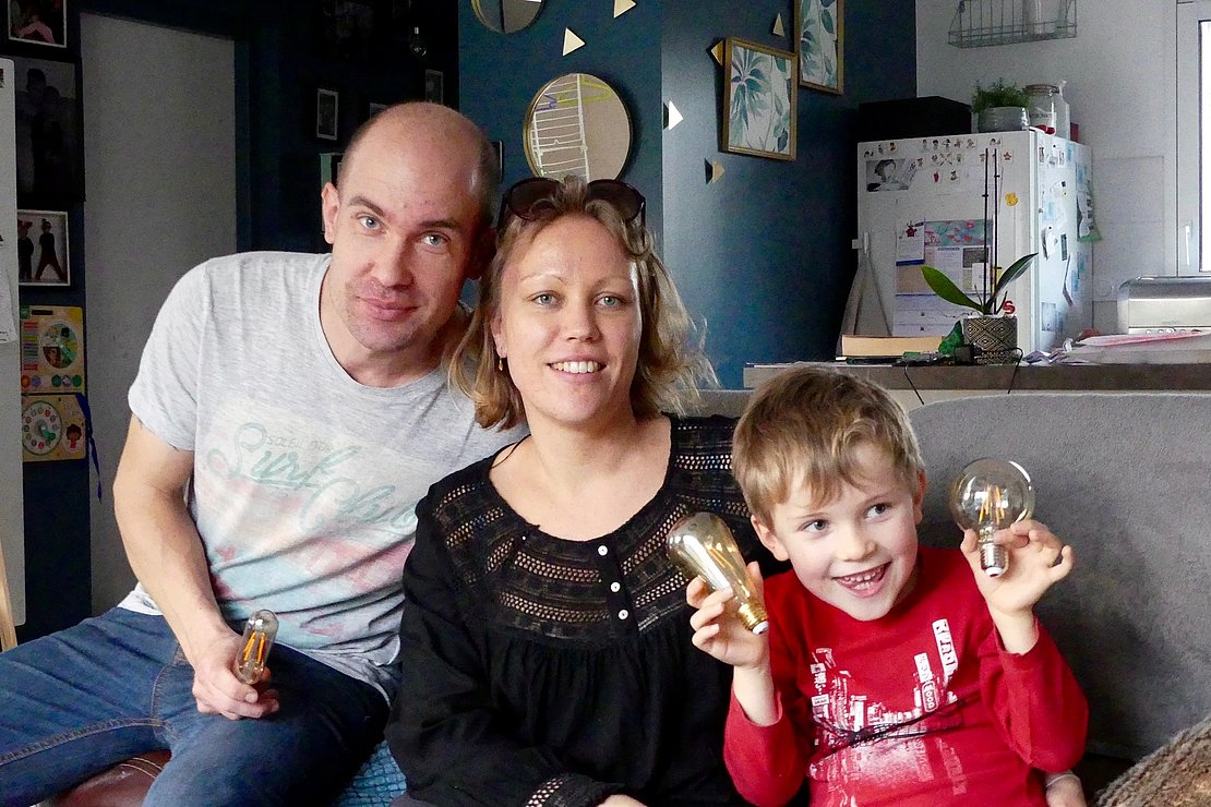 Gorki, Laura et Imanol participent au défi déclics depuis le 1er décembre. Ils ont déjà consommé 500 kw en moins par mois et espèrent faire gagner leur équipe, les Ampéro’watt. © AD