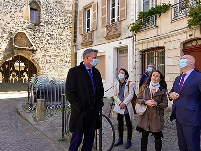 Philippe Le Moing-Surzur, sous-préfet de Bayonne aux côtés de Charlotte Pocorull, Architecte des Bâtiments de France. © AD