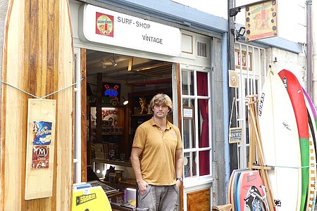 Tenue par Bruno, un ancien surfeur de grosses vagues, cette boutique regorge d’objets d’une autre époque qui replongent forcément dans les souvenirs de ceux qui les ont connus. © Alexandra Delalande