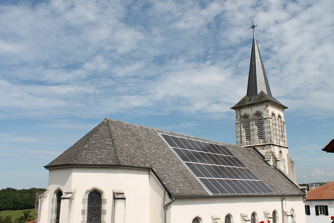 L’église d’Ostabat a été recouverte de panneaux solaires par la société I-ENER. Photo © DR
