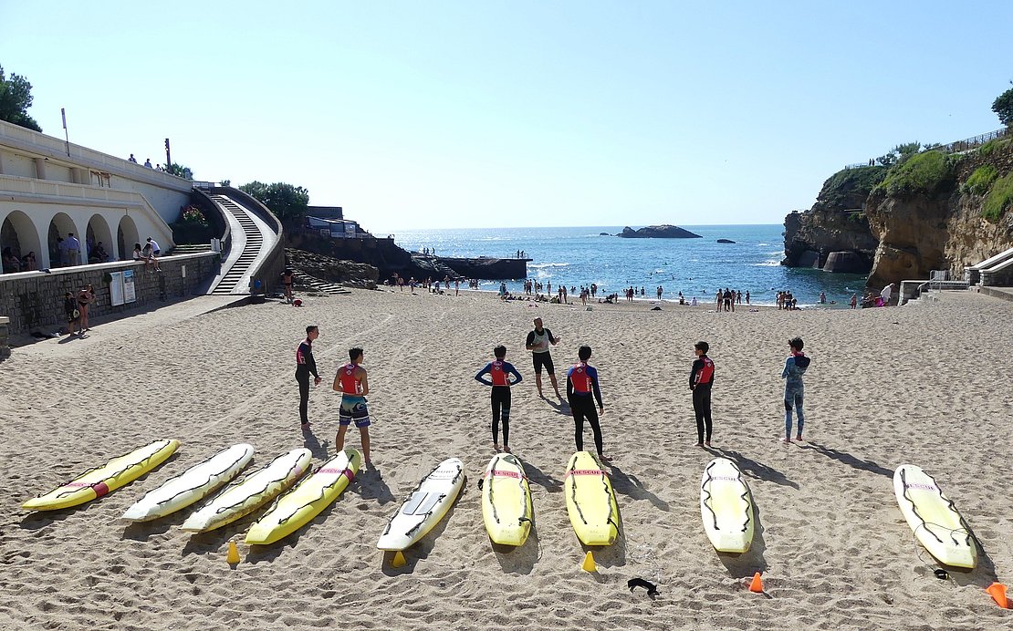 Fred, l'un des éducateurs du BSC, explique les consignes sur la plage du Port-Vieux, aux jeunes qui doivent désormais respecter la règle de la distanciation. © Alexandra Delalande