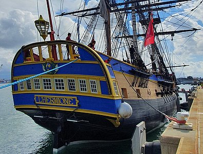 Hermione, frégate en concert sur le pont.