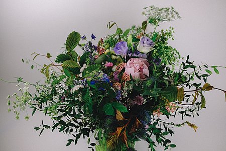 Lors de l'épreuve Art floral, les candidats doivent créer des compositions florales en choisissant les végétaux, les contenants, les accessoires décoratifs et le matériel d’emballage. Les travaux à réaliser sont des « bouquets à la main », des couronnes, un motif pour un mariage, un arrangement de fleurs coupées, une boîte surprise ou encore des soins aux végétaux. - Photo © Peter Bucks - Unsplash