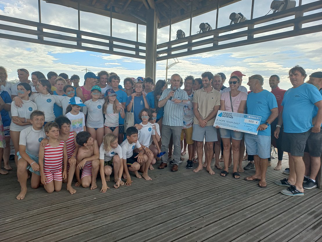 Remise du chèque de 500 € à Home Team East 