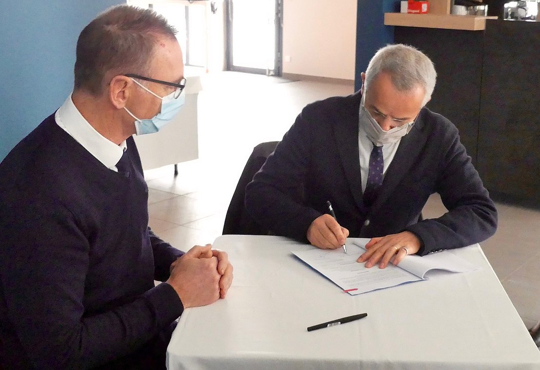 Gérard Monpays (à gauche) aux côtés de Claude Olive (à droite) lors de la signature du bail.