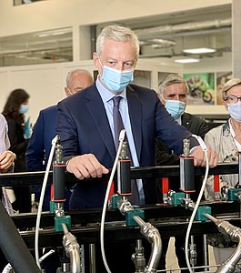 Le Ministre de l’Économie, observant les détails d’un banc d’essai - Photo © YR