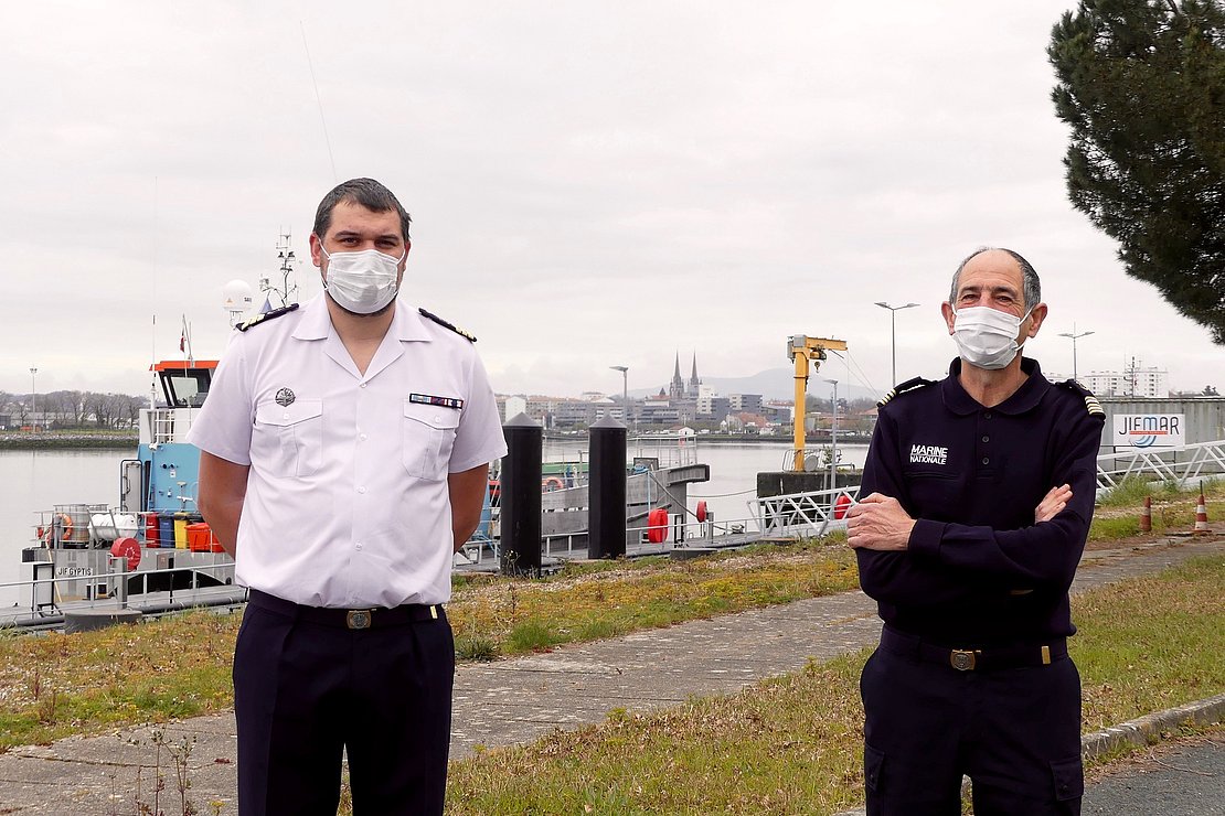 En blanc Maître Jalowiecki, en charge du recrutement au CIRFA de Bayonne, et à droite Jean Pochulu, capitaine de frégate réserviste, assistant départemental pour la Marine des Pyrénées-Atlantiques. © AD